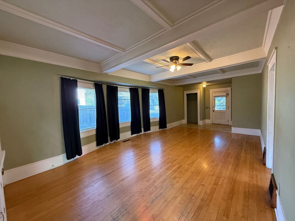 Foto principal - Charming 1.5-Story Victorian Home | 3 Bed ...