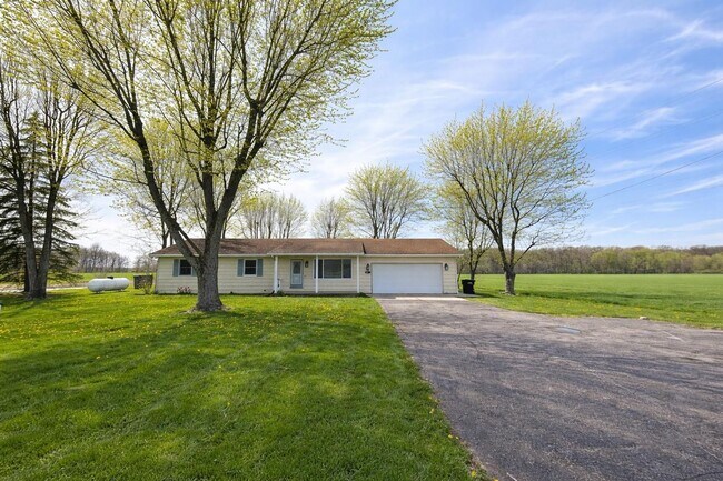 Foto del edificio - Shawnee Country Home – Newly Renovated Ranch with 2-Car Garage