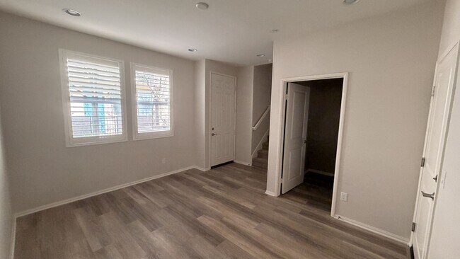 Foto del edificio - Modern 3-story townhouse in Eastvale-MOVE-IN SPECIAL $2595 FOR FIRST 3 MONTHS!