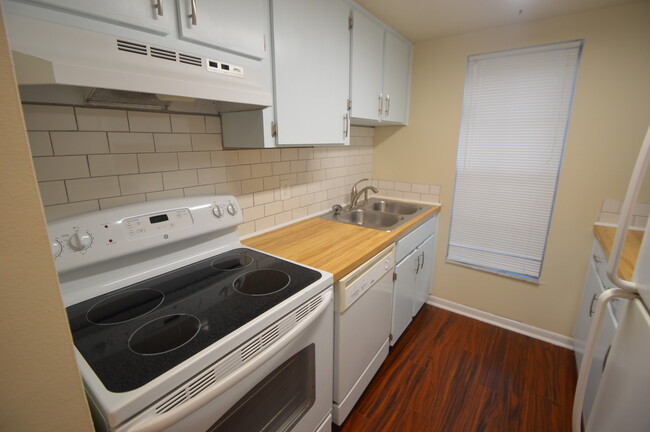 Foto del edificio - 2 Bed/1.5 Bath in Washington Square! AVAIL...