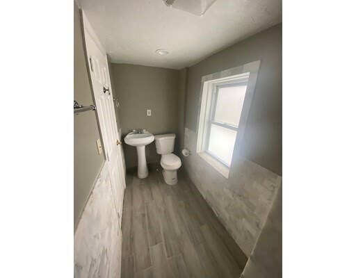 Building Photo - 136 Shaw St