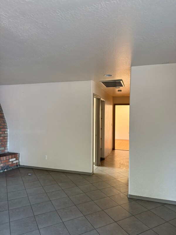 Building Photo - 2923 W Rose Ln