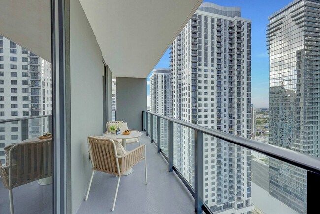 Foto del edificio - 601 NE 1st Ave