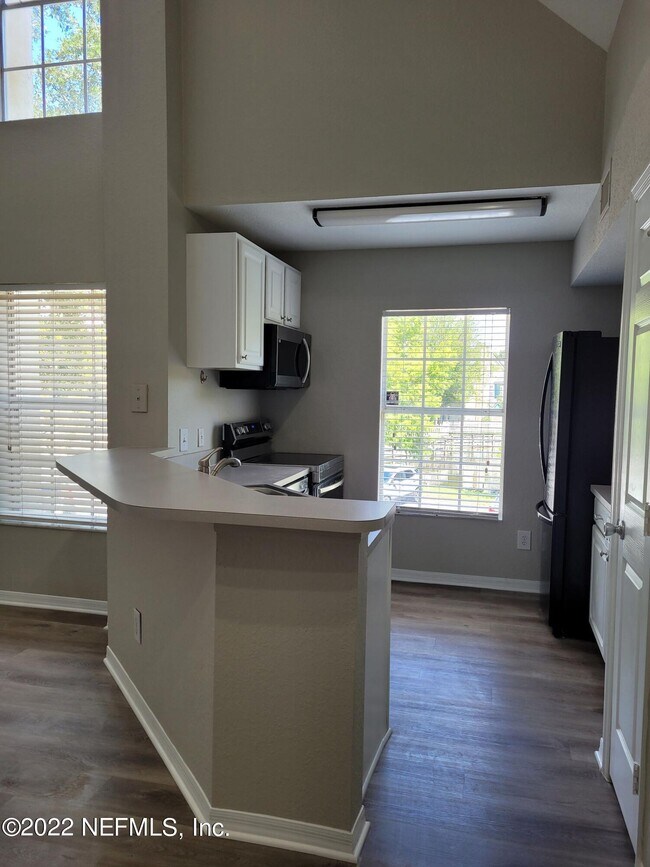 Building Photo - 13700 Richmond Park Dr N