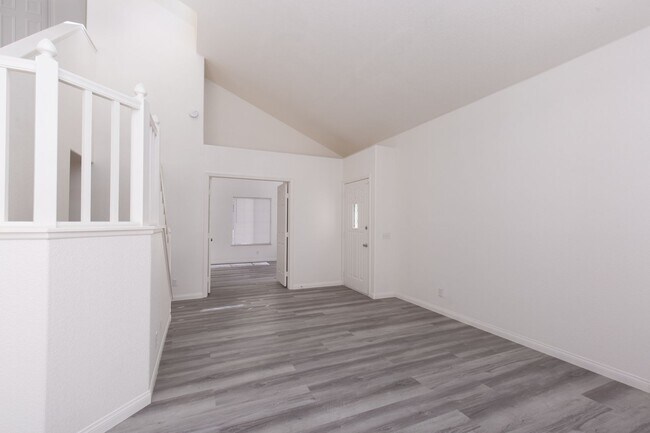 Building Photo - Refurbished South Shores 3 bedroom