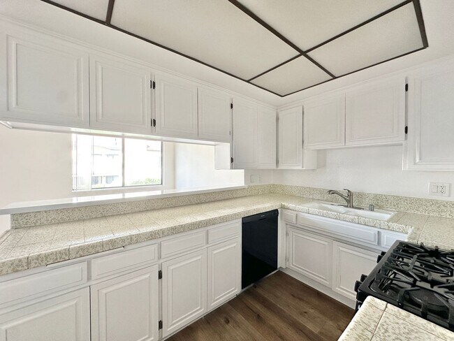 Building Photo - Spacious 2 Bed 2 Bath Apartment w/ In Unit Washer Dryer & Central A/C