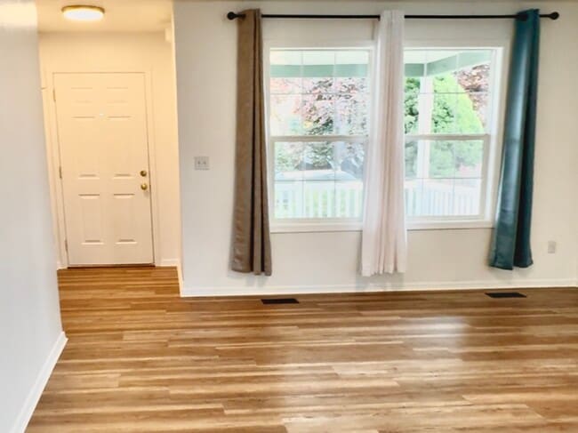 Building Photo - Royal