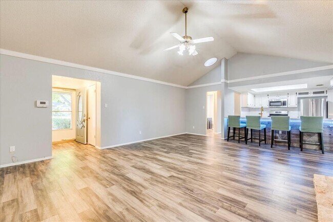Building Photo - 905 Brookhollow Dr