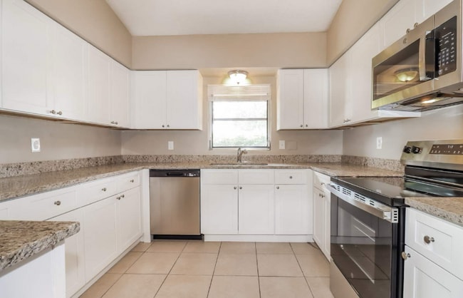 Building Photo - 12783 Pineway Dr