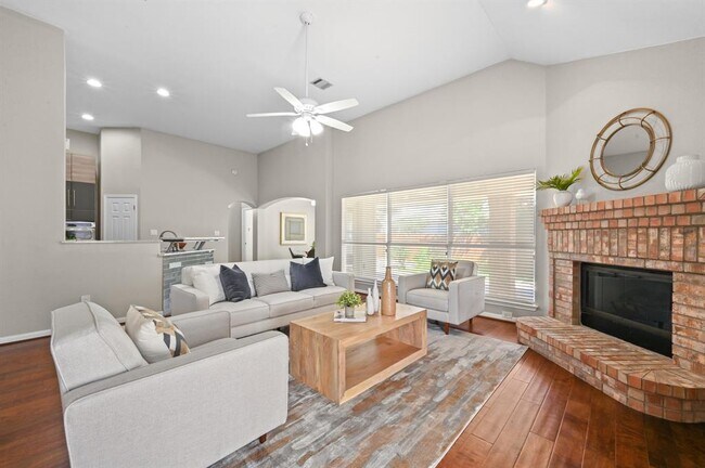 Foto del edificio - 905 Hunter's Creek Dr