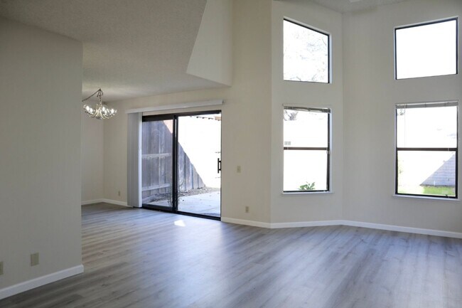 Foto del edificio - Spacious and bright 3-bedroom townhome-Nor...