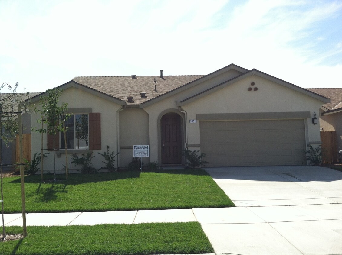 Foto principal - 3 bedroom 2 bath home in South East Visali...