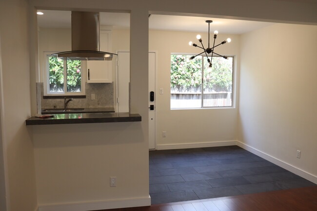 Barra de desayuno y comedor. - 3617 Wesley St