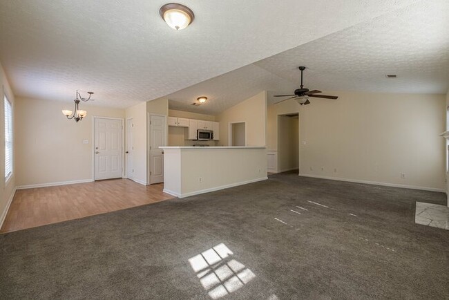 Building Photo - OPEN FLOOR PLAN RANCH WITH PRIVATE FENCED ...