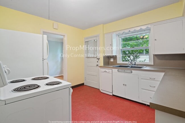 Building Photo - Two Bedroom, One Bathroom with Classic Charm!
