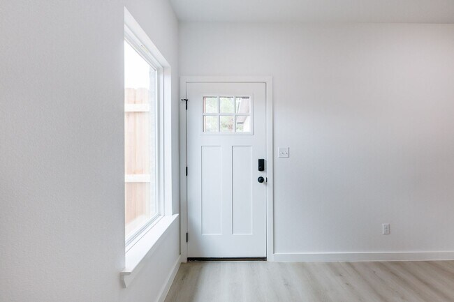 Foto del edificio - 1704 Elkhart Ave