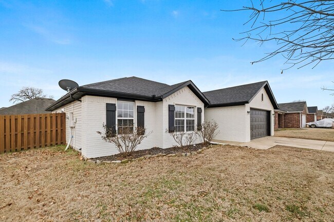 Foto del edificio - 3 Bedroom 2 Bathroom Home Ready For Move-i...