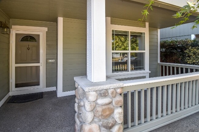 Foto del edificio - Well Maintained 4 BD