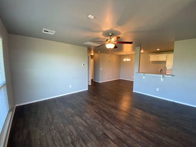 Building Photo - 3 Bed 2 Bath 2 Car Garage Duplex In Piedmo...