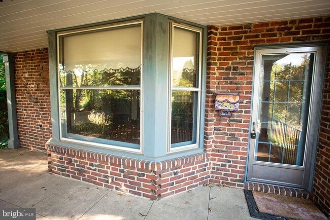 Building Photo - 319 N Newton Lake Dr