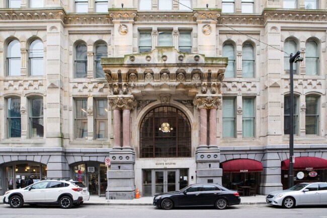 Foto del edificio - 225 E Michigan St