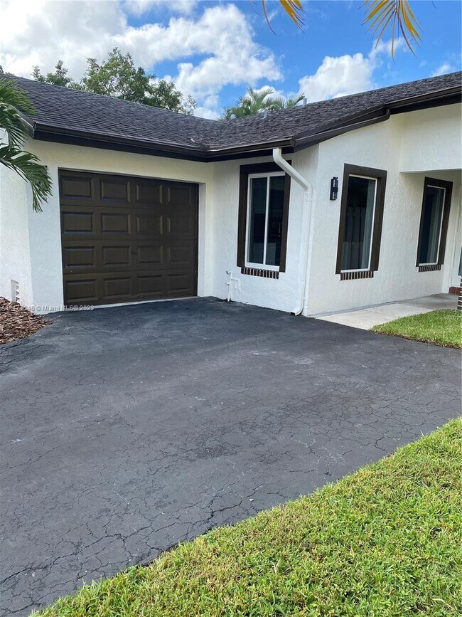 Foto del edificio - 1051 Meadowwood Terrace