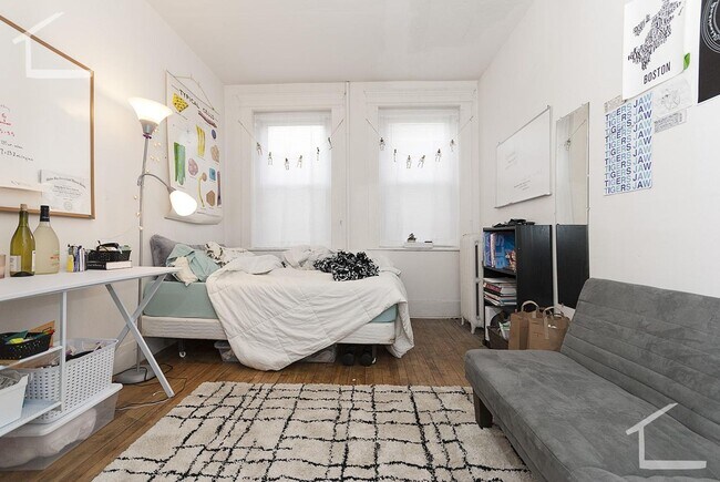 Foto del edificio - Spacious 4BR with heat included @ Packard'...