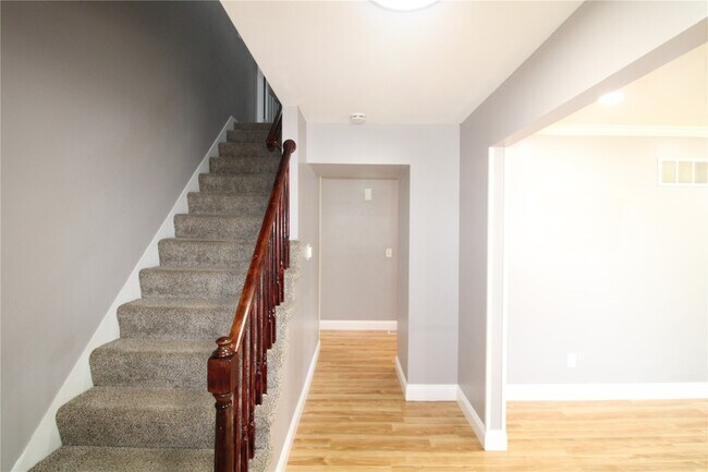 Building Photo - 912 Oakwood Farms Ln