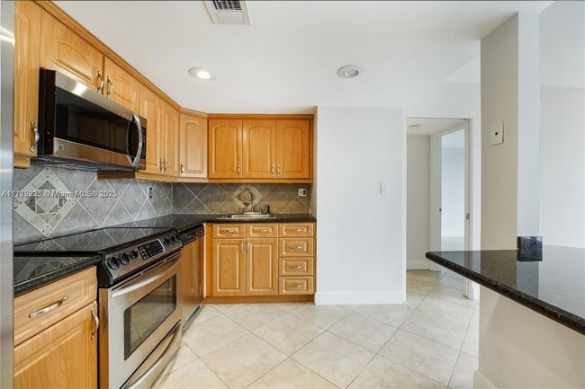 Building Photo - 2025 Brickell Ave