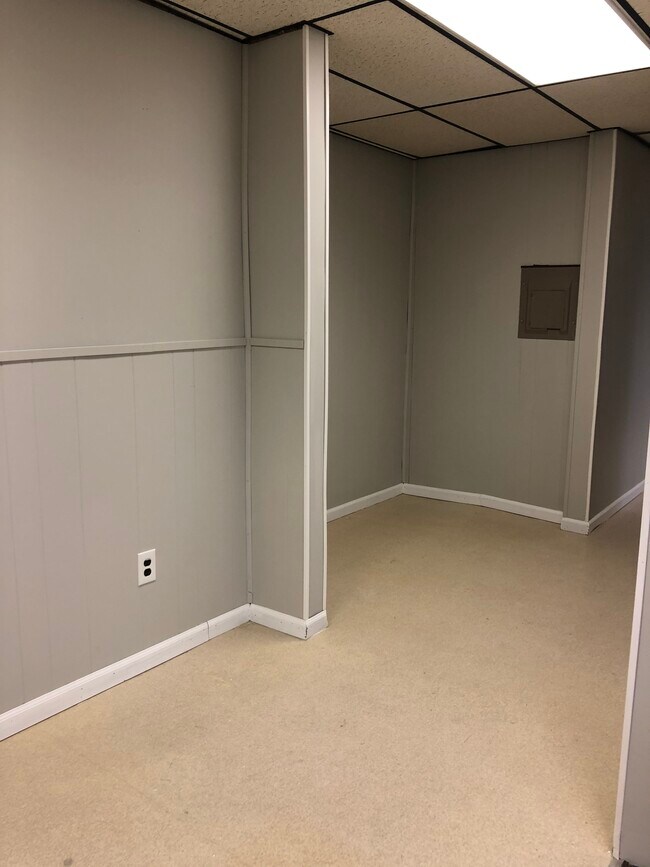 Dining Nook - 826 Tonawanda St