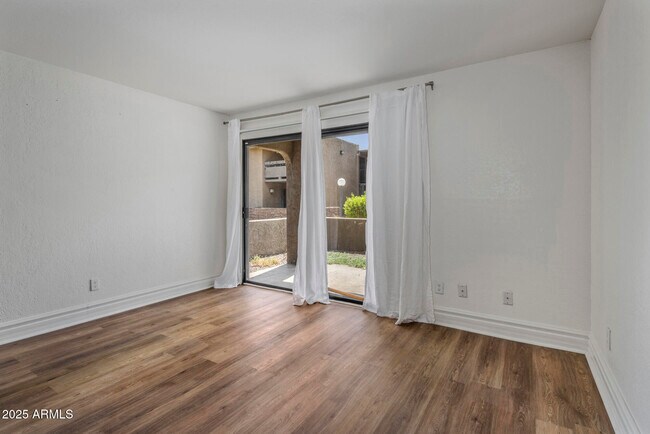 Foto del edificio - 3825 E Camelback Rd