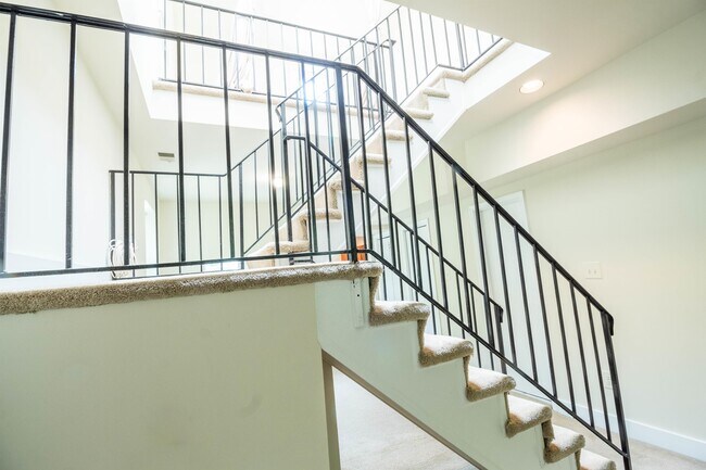 Foto del edificio - 1810 Ingleside Terrace NW