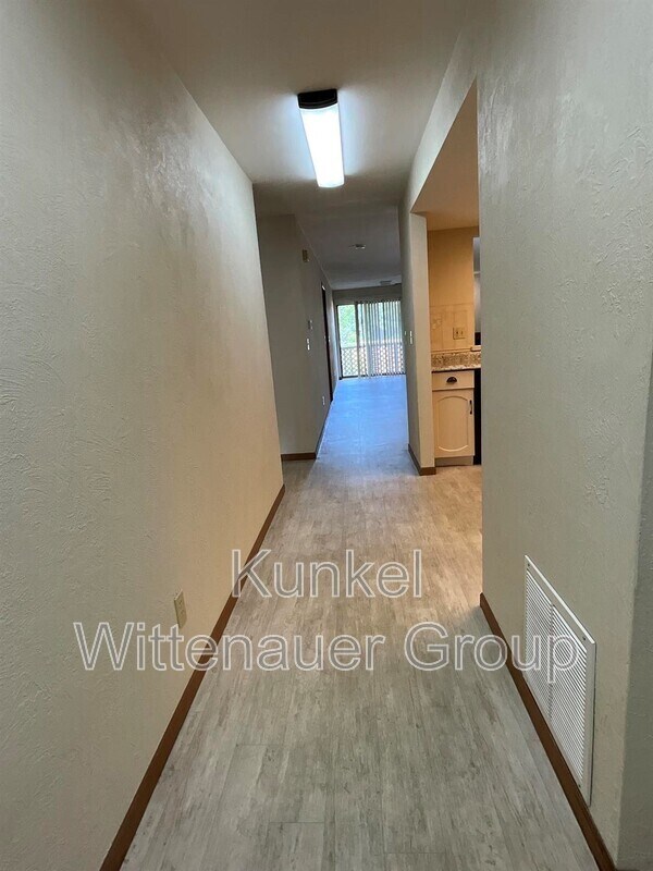 Building Photo - 222 Shoreline Dr