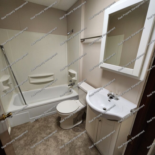 Foto del edificio - One Bedroom Second Floor Apartment