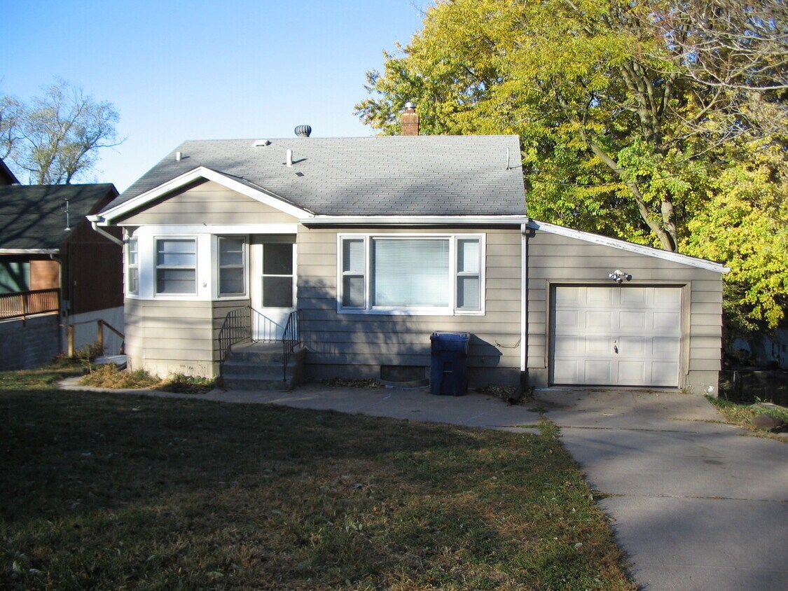 918 Bellevue Blvd N, Bellevue, NE 68005 House Rental in Bellevue, NE