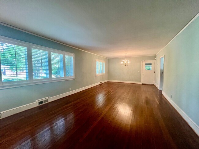 Foto del edificio - Charming 5 Bedroom Home Close to Everything!