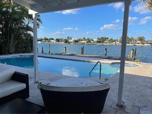 Foto del edificio - 565 N Shore Dr