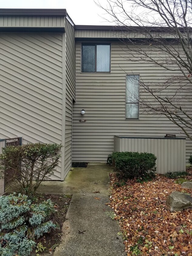 Primary Photo - 96 Lakeshore Ln