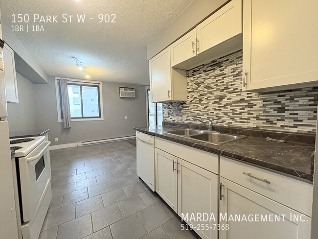 Photo du bâtiment - LUXURY 1-BEDROOM+DEN/1-BATH CONDO WITH BAL...