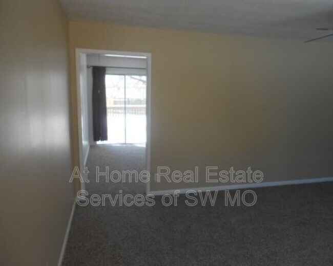 Foto del edificio - 2705 S Stewart Ave