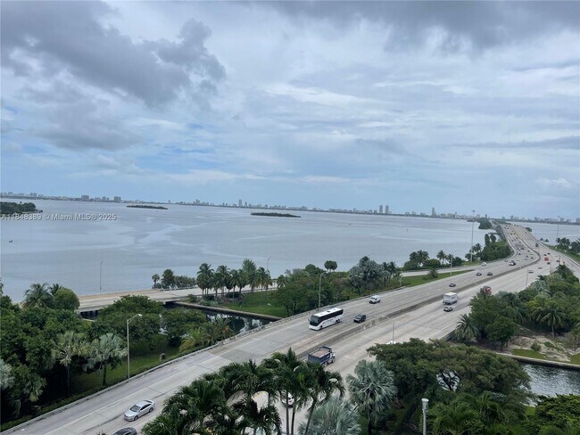 Foto del edificio - 601 NE 36th St