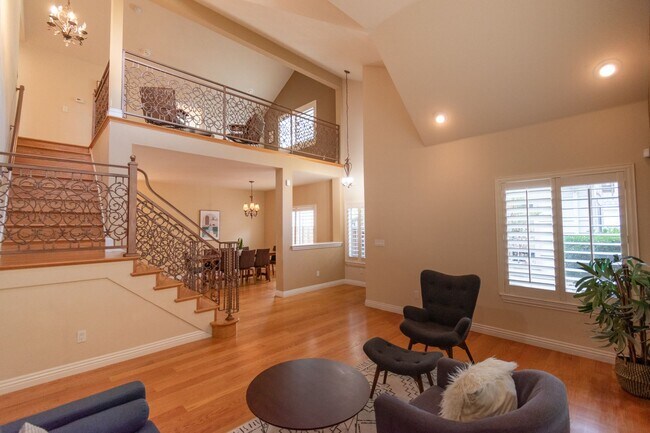 Building Photo - Spacious and remodeled 2 story home. Beautifully updated throughout. Excellent Location!