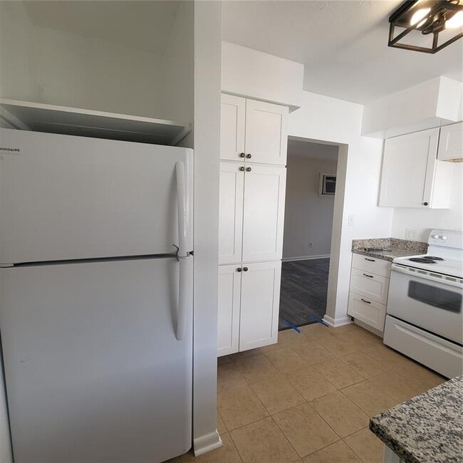 Building Photo - 223 N Mars Ave