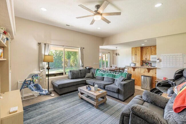 Foto del edificio - Stunning 4 Bedroom Home in St. George! Pet Friendly!