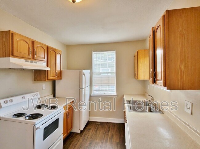 Foto del edificio - 8182 Lexington Dr