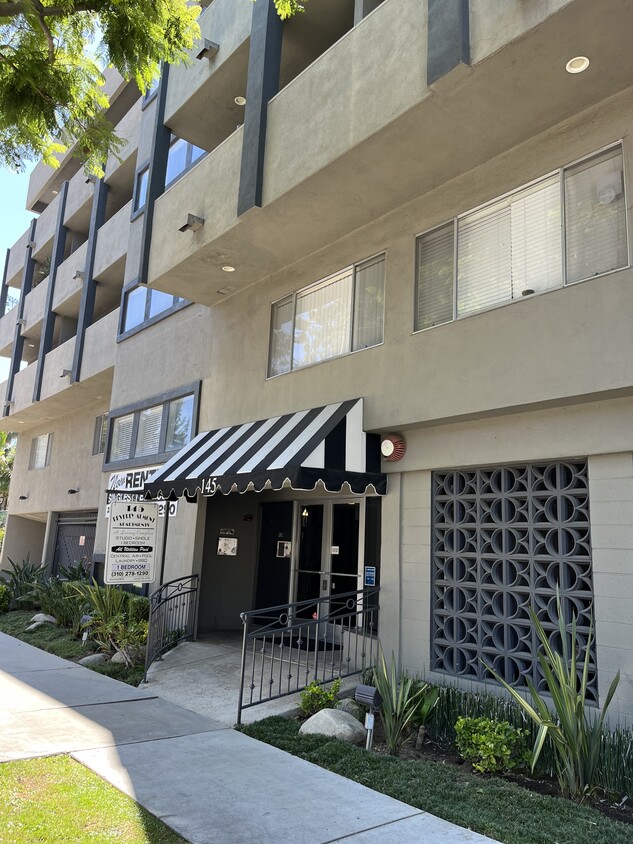 Main entrance in the building - Beverly Almont Apartments