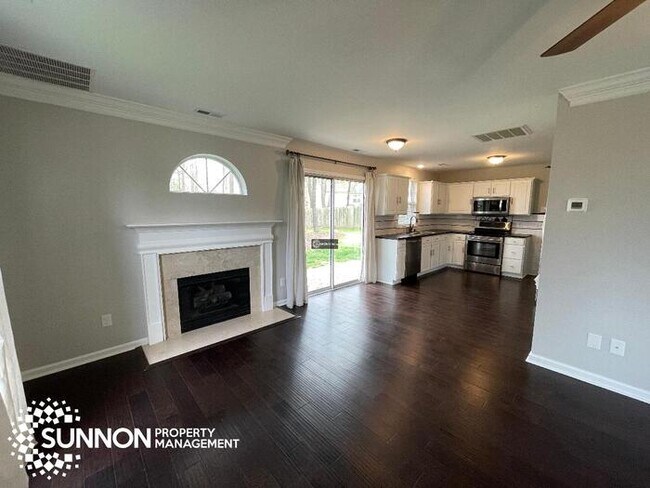 Building Photo - 4 Bed 2.5 Bath House with Great Yard