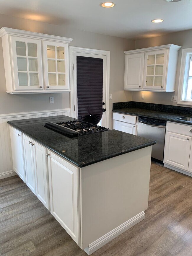 Building Photo - MOVE-IN READY! 4+2 on cul-de-sac w/XL bonu...