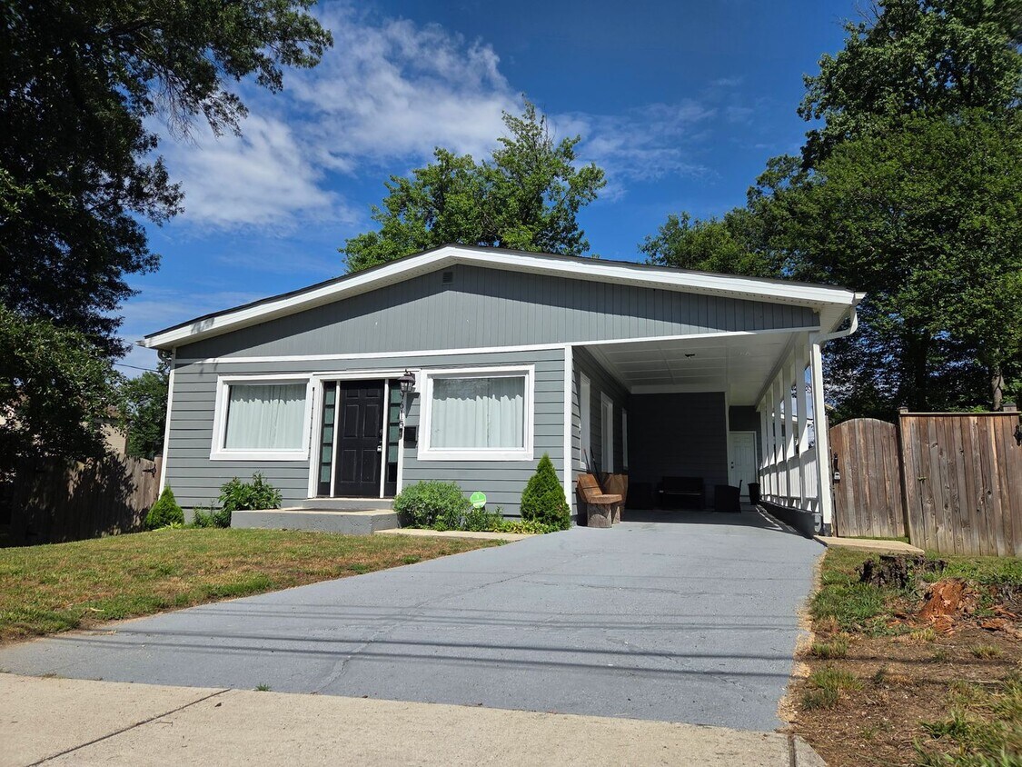 Primary Photo - Spacious 4 BR/2 BA Single-Family Home in C...