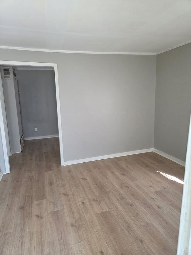 Foto del edificio - 4 Success Realty is now offering this renovated 4 bedroom 2 bath home. Come and take a look at th...